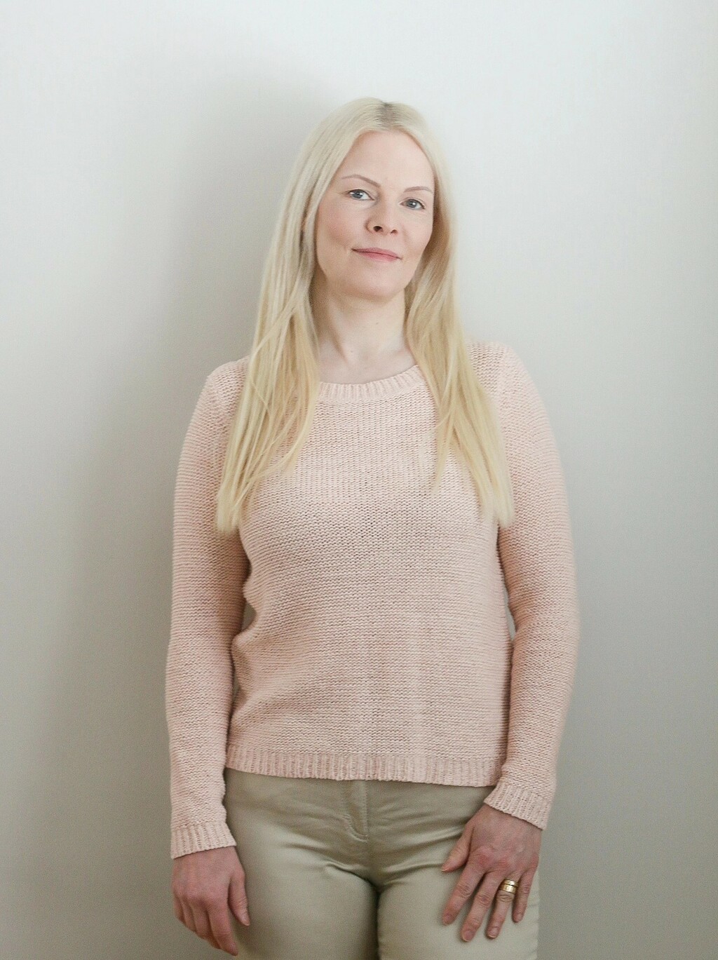 Ammattijärjestäjä Heidi Kontiokari katsoo kameraan ja hymyilee.