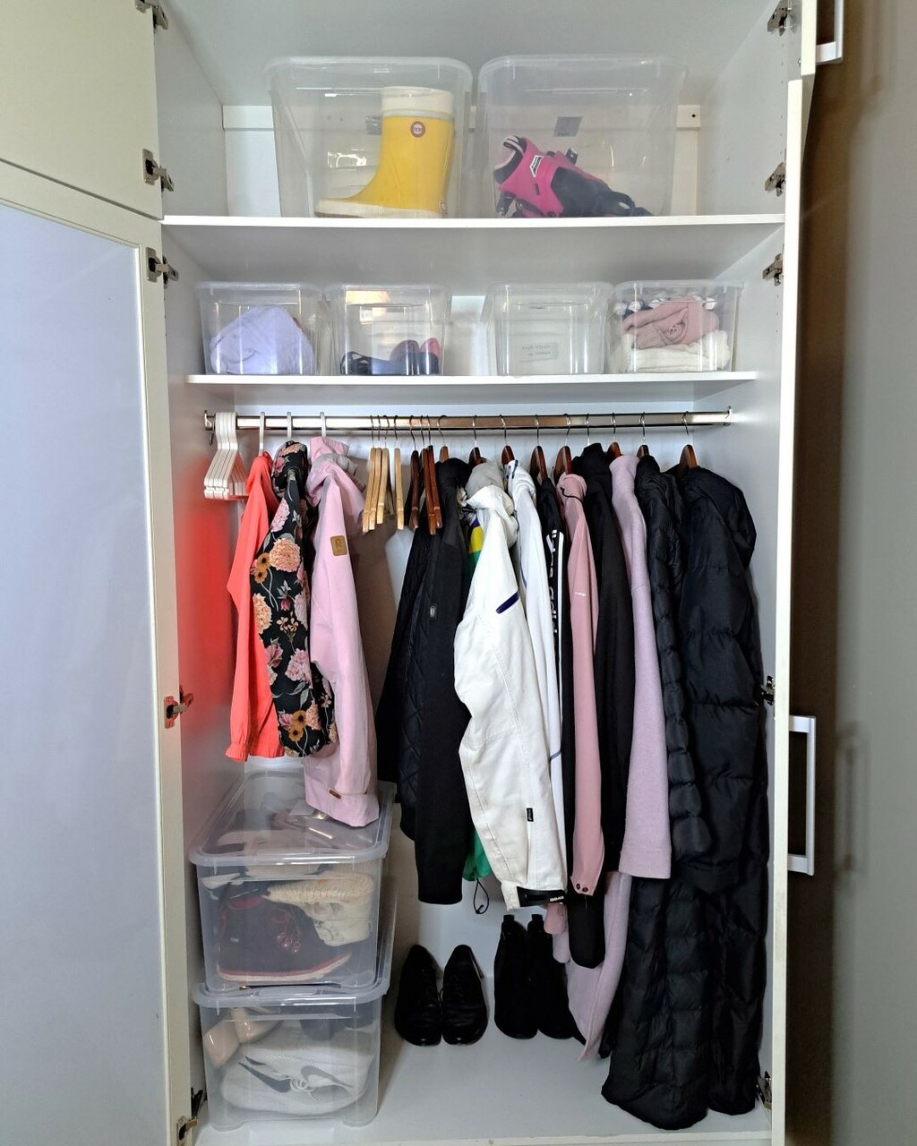 Kausivaatekaappiin on järjestetty vain ulkovaatteet ja asusteet, jotka odottavat seuraavaa kautta. Kaapista on helppo hakea uudet vaatteet vuodenajan vaihtuessa.