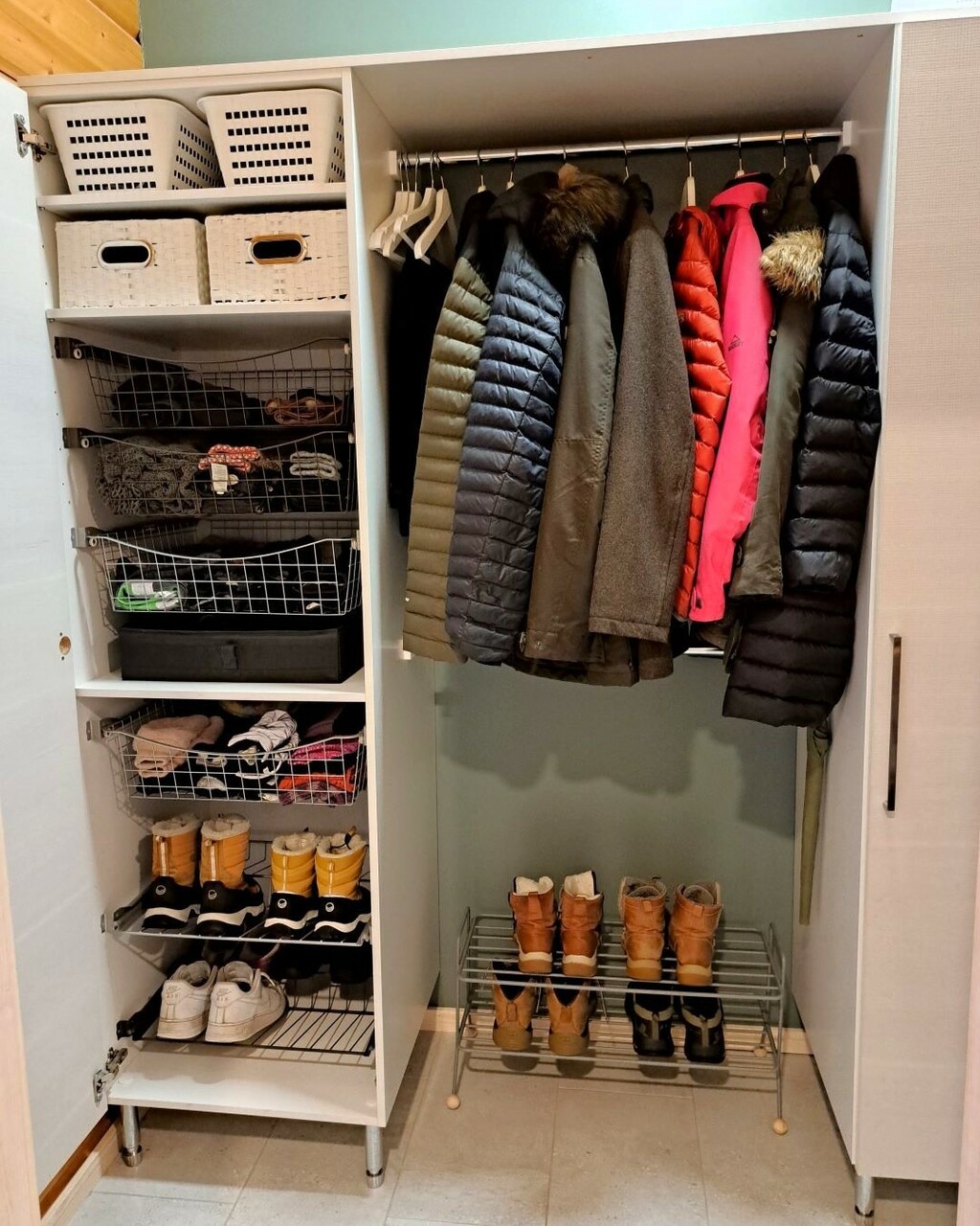 Eteisen kaappeihin on järjestetty väljästi vain kuluvan kauden ulkovaatteet. Tavaroita on lajiteltu yhdenmukaisiin koreihin. Kaapin päällinen on tyhjennetty tavaroista.