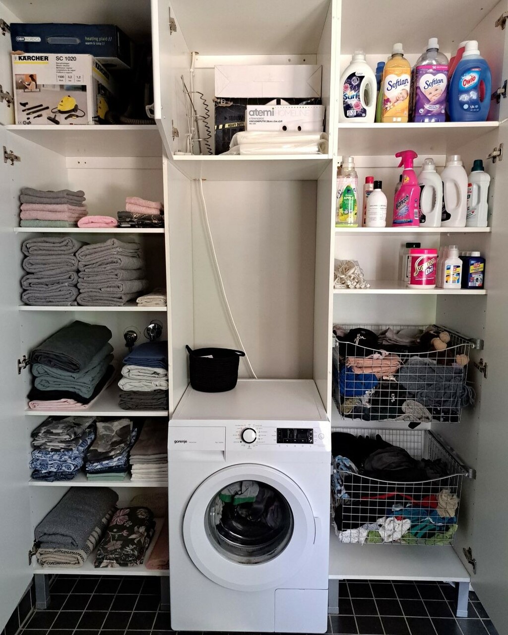 Kodinhoitohuoneen kaapit on järjestetty toimivaan järjestykseen. Pyykkikaapissa on sopiva määrä pyykkiä ja pesuaineita. Lakanat ja pyyhkeet on järjestetty liinavaatekaappiin väljästi. Pyykinpesukoneen päällinen on tyhjennetty.